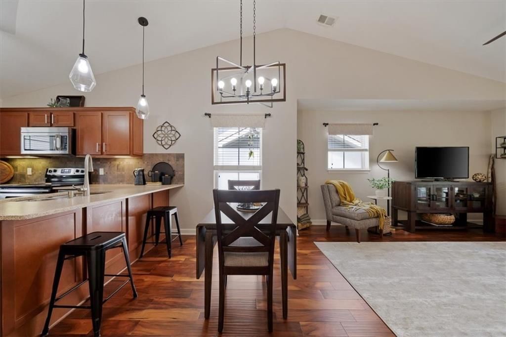 Photo 7 of 28 - 7637 W 78th Street, Overland Park, KS 66204