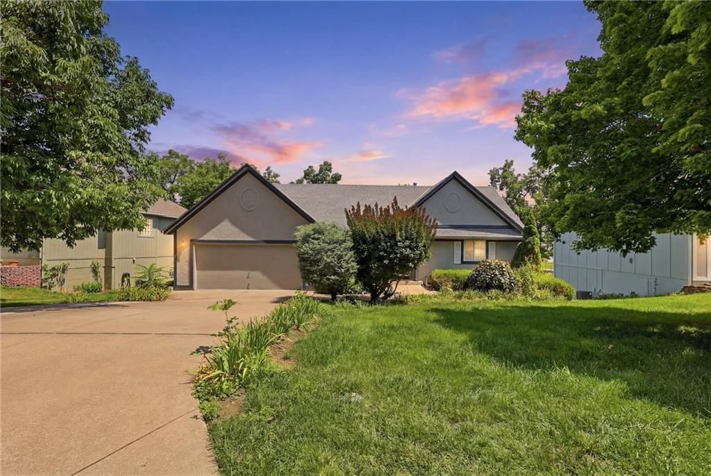 1636 N Hunter Drive — photo 2