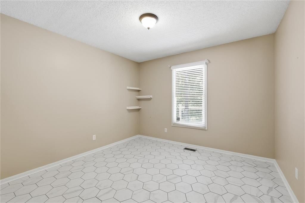 8260 N Woodland Avenue — photo 20