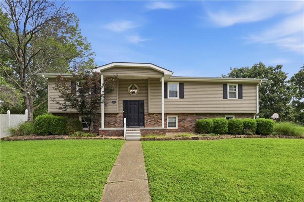 1009 Twin Lakes Drive, Pittsburg, KS