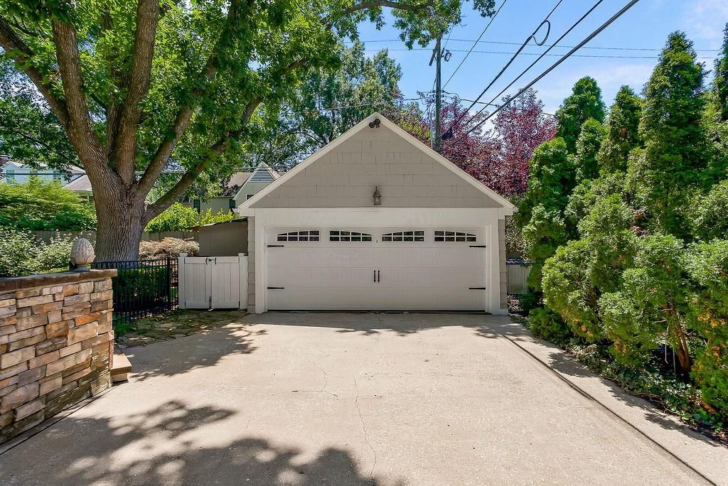 631 W 66th Terrace — photo 3