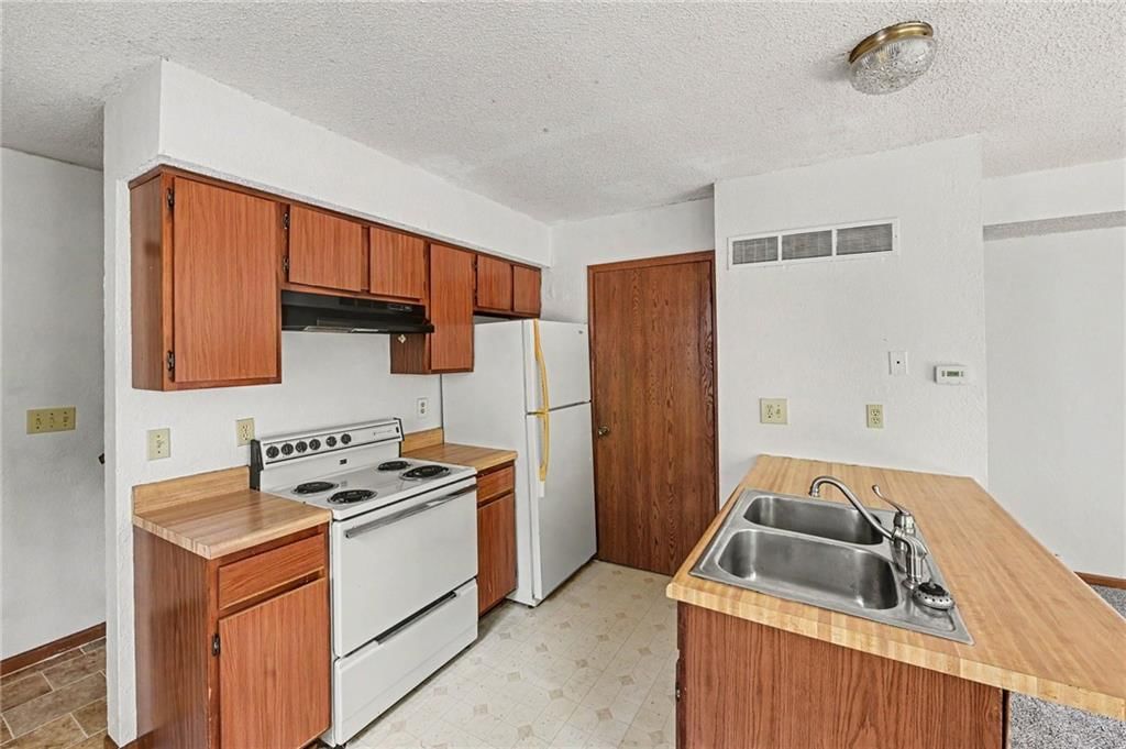Photo 11 of 18 - 8213 & 8215 Everton Avenue, Kansas City, MO 64152