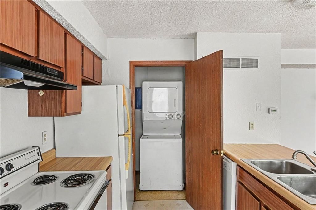 Photo 12 of 18 - 8213 & 8215 Everton Avenue, Kansas City, MO 64152