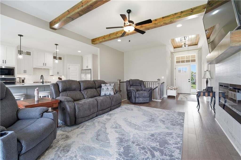 1811 Winchester Drive — photo 3