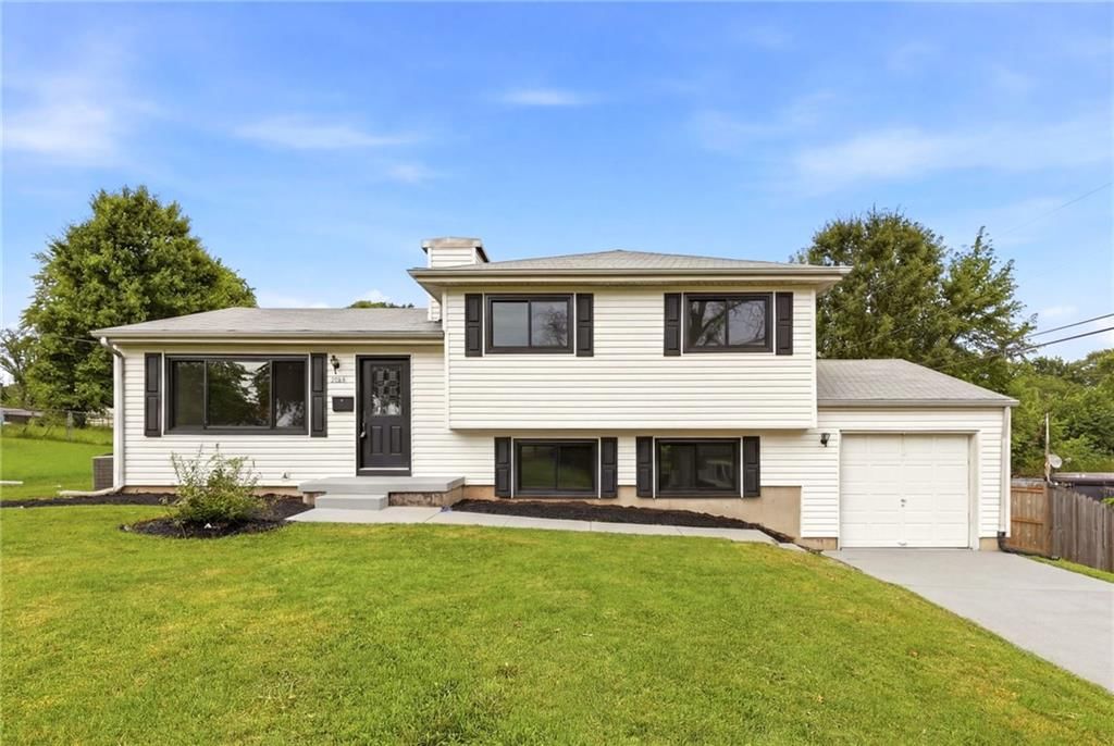 1702 NE Shady Lane Drive — photo 1