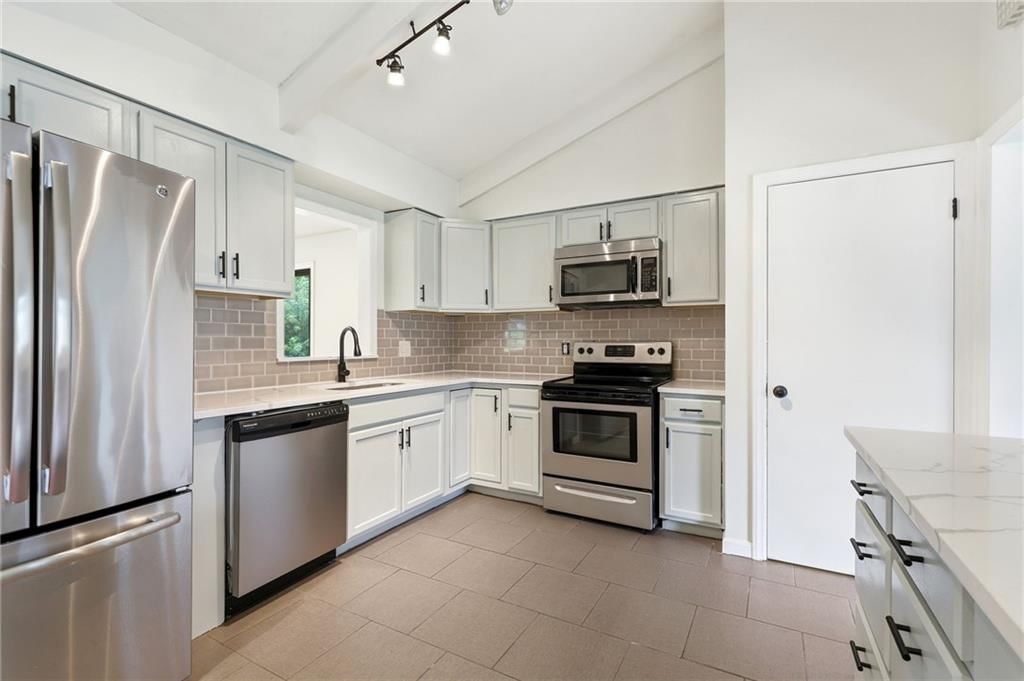 1702 NE Shady Lane Drive — photo 13