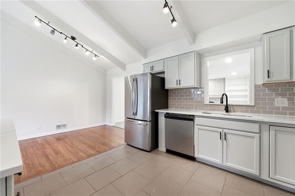 1702 NE Shady Lane Drive — photo 16