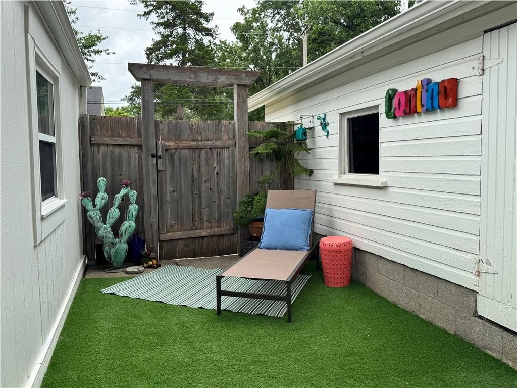 315 NE DOUGLAS Street — photo 6