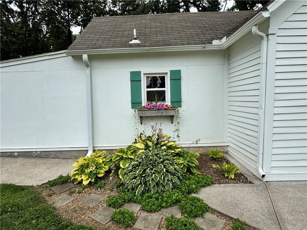 315 NE DOUGLAS Street — photo 8