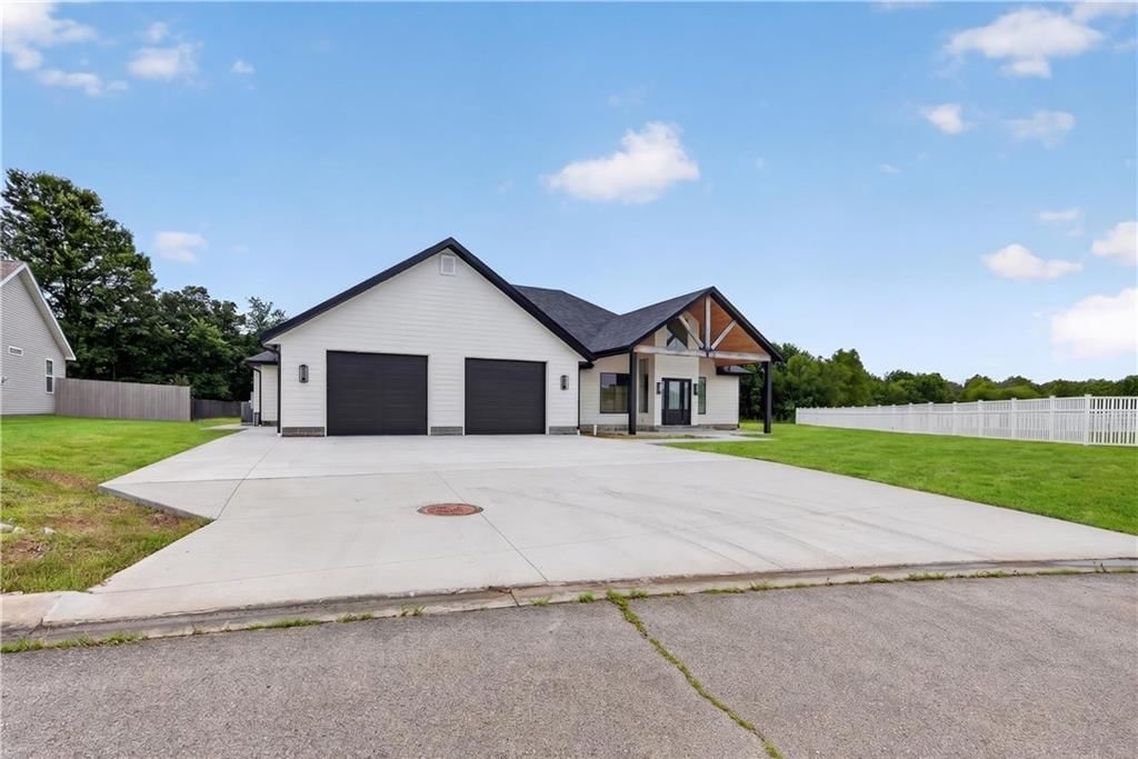 123 Vals Lane — photo 1