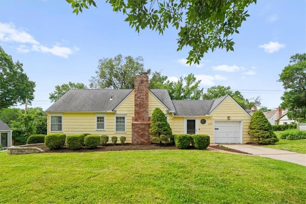 2609 W 50th Terrace, Westwood, KS
