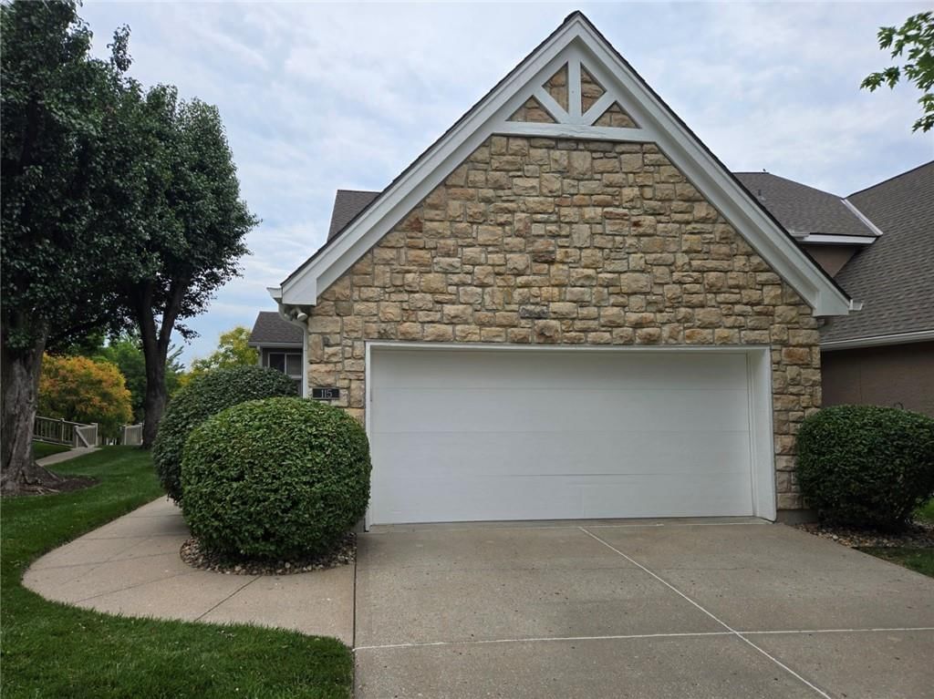 115 Pointe Drive — photo 1