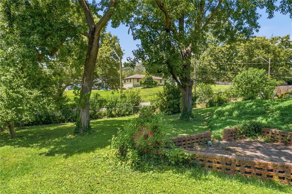 4962 NE Chouteau Drive — photo 37