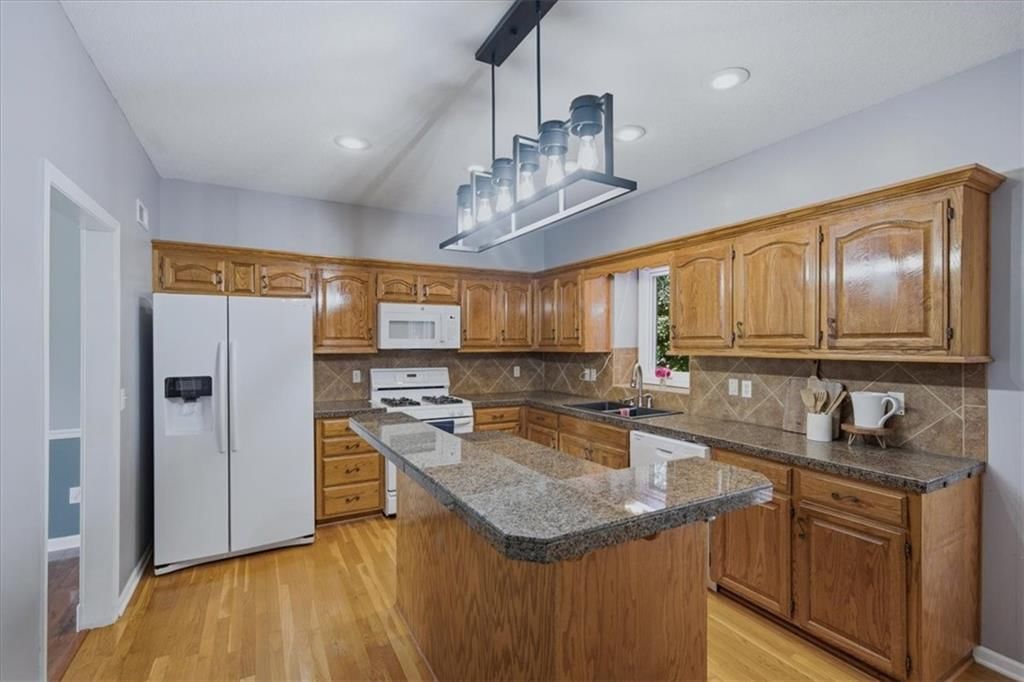 270 SE Sumpter Court — photo 4