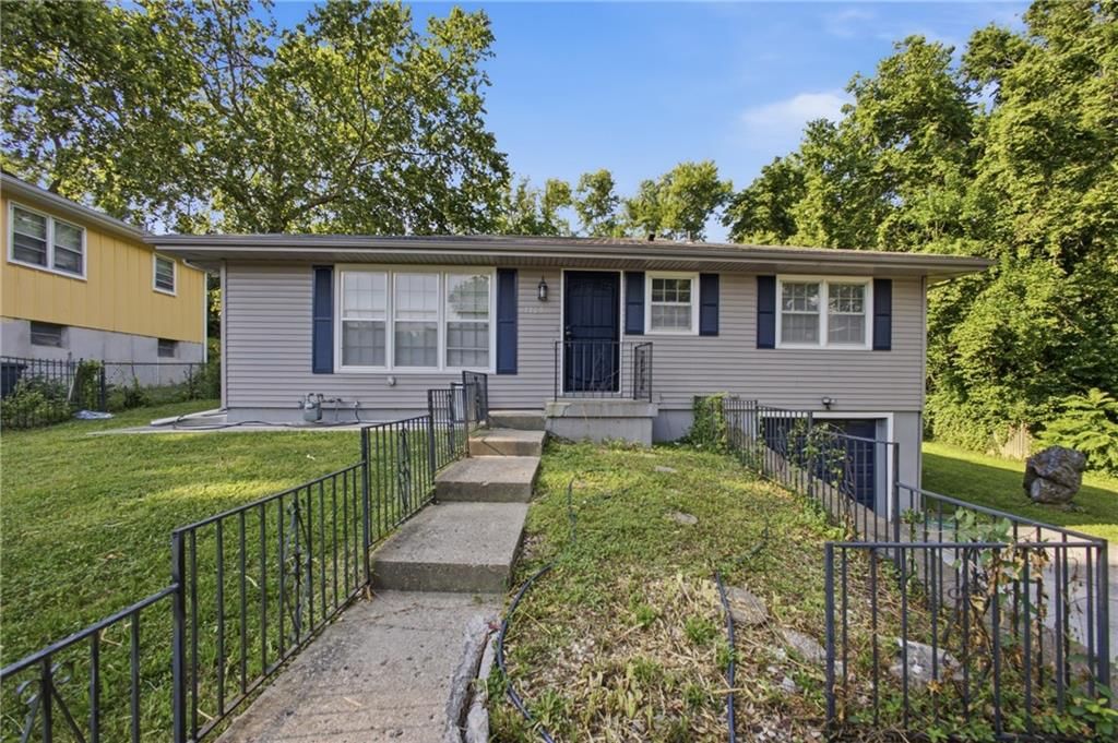 3165 LONGWOOD Avenue — photo 2