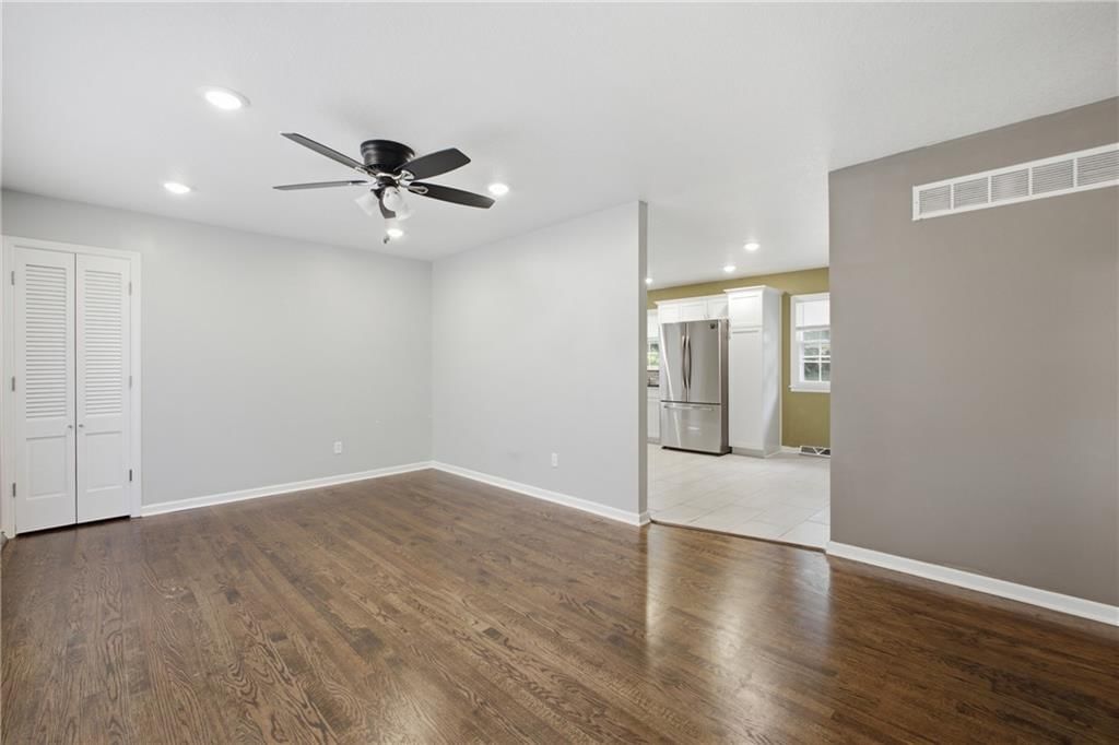 3165 LONGWOOD Avenue — photo 9