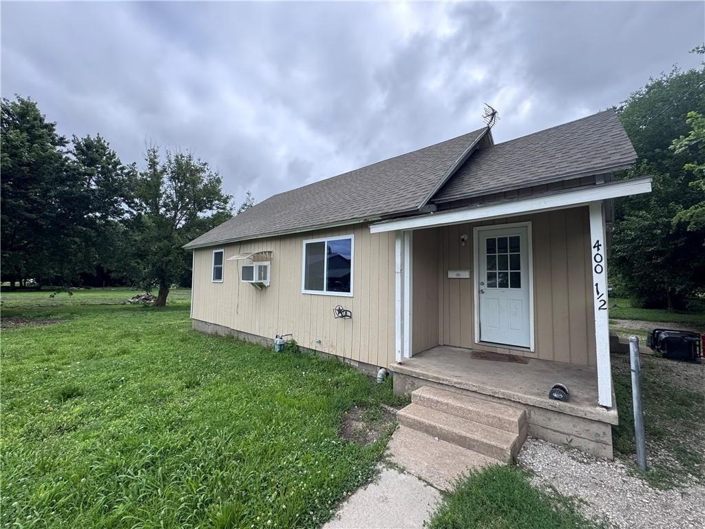 400 1/2 N oak Street, Garnett, KS