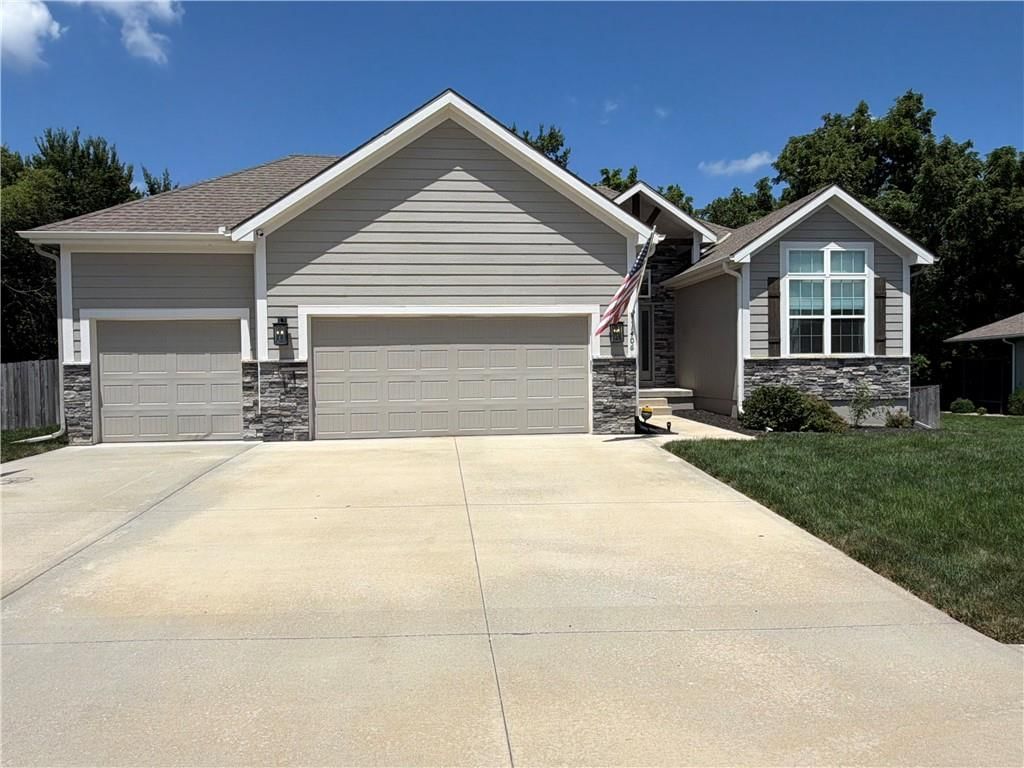 1406 NW Burr Oak Lane — photo 1