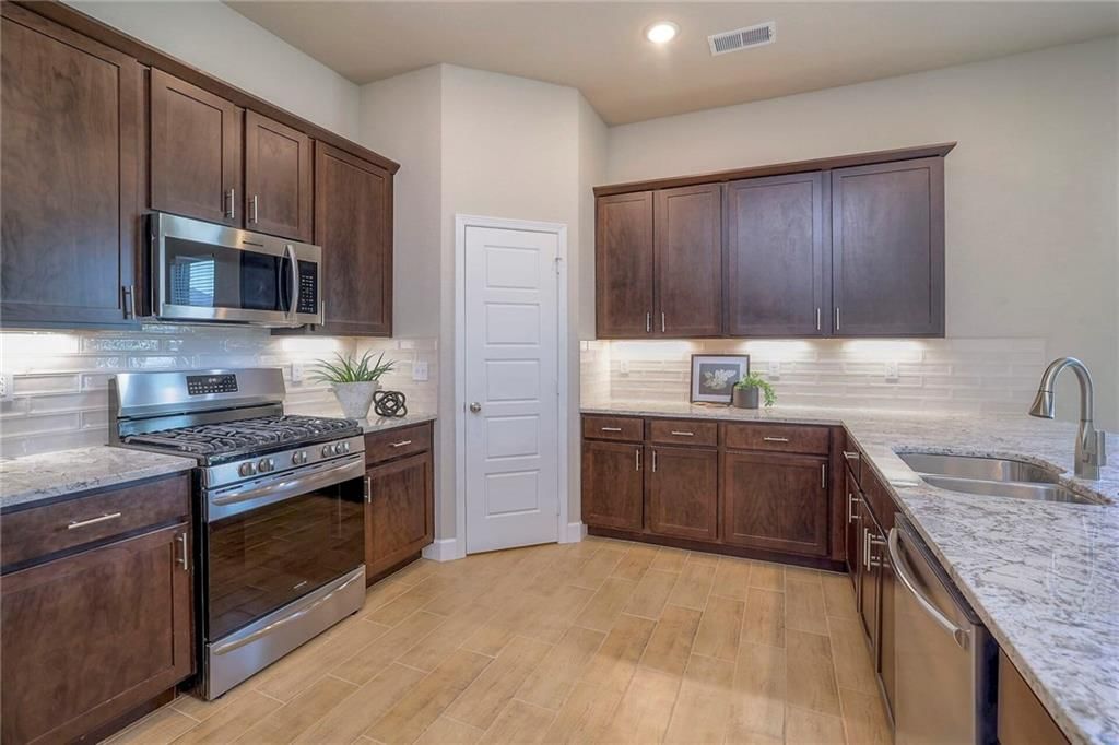 25259 W 92nd Terrace — photo 8