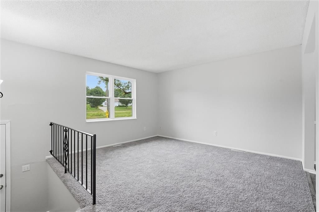 5212 NW Valley View Road — photo 5