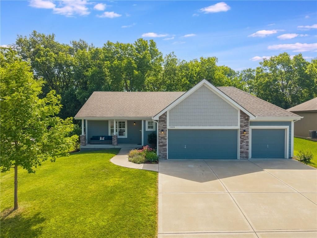 1309 Regency Drive — photo 1