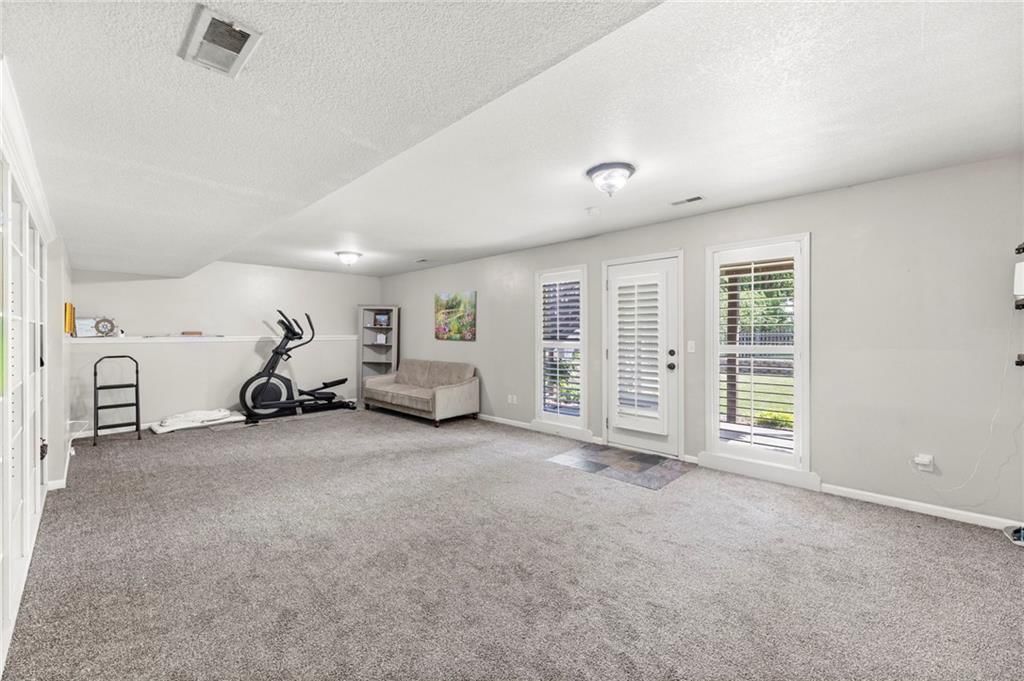 7433 N Smalley Avenue — photo 32