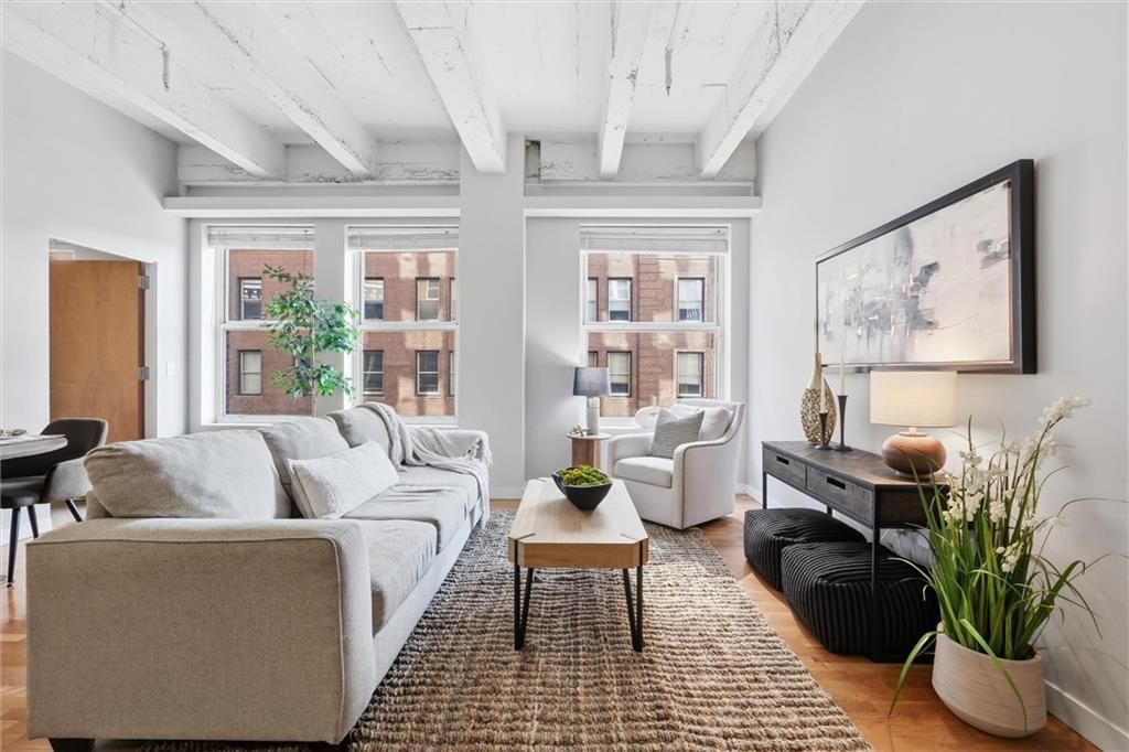 21 W 10TH Street — photo 3