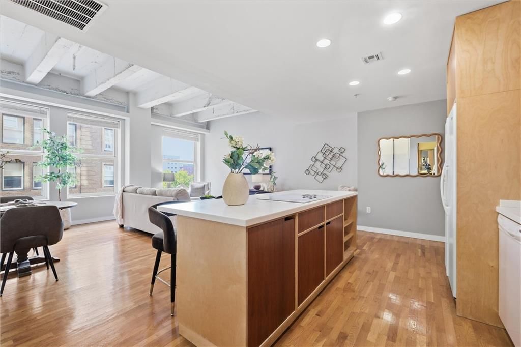 21 W 10TH Street — photo 10