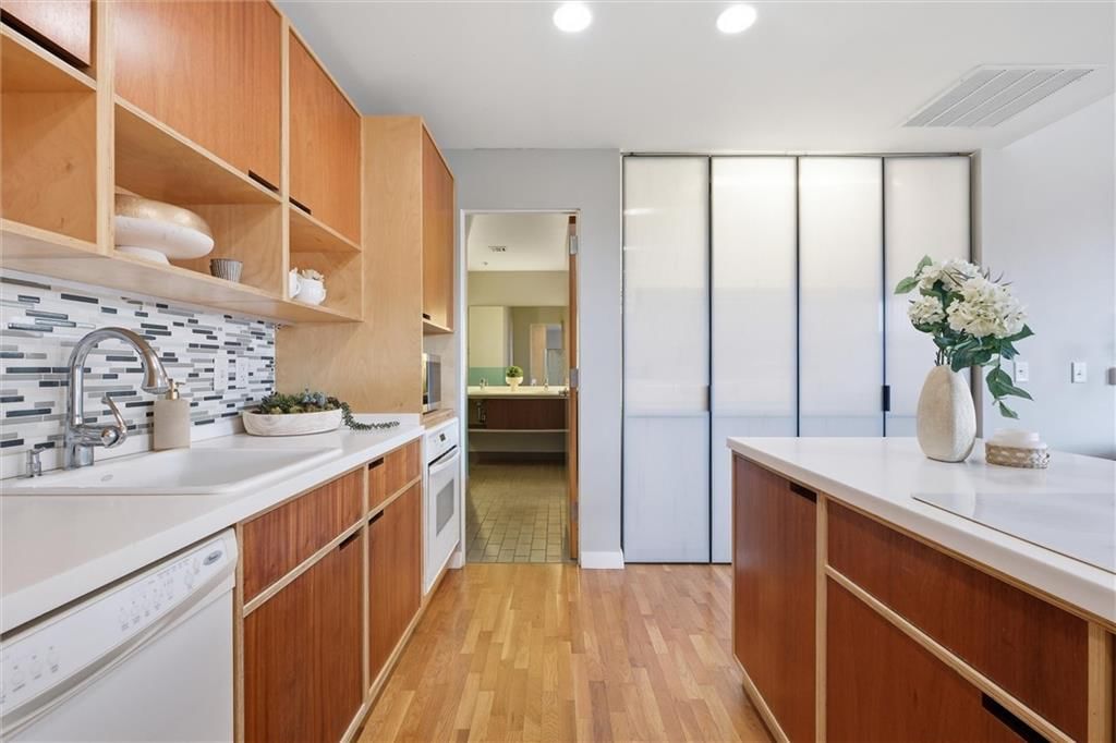 21 W 10TH Street — photo 13