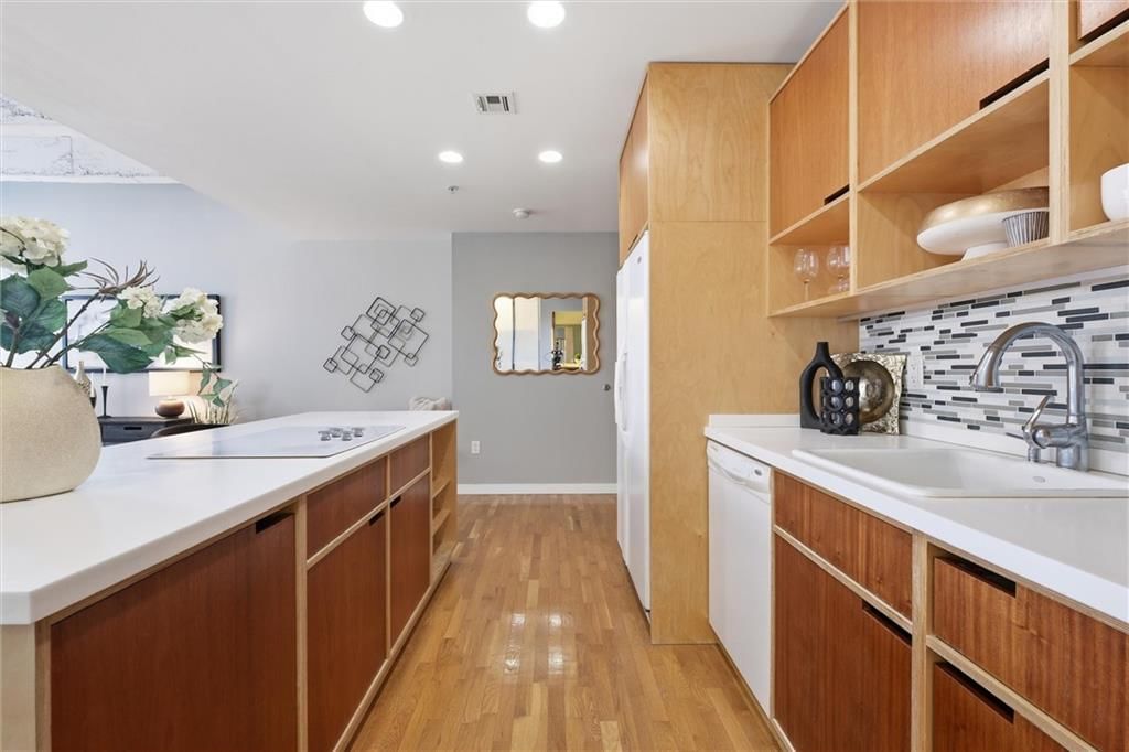 21 W 10TH Street — photo 14