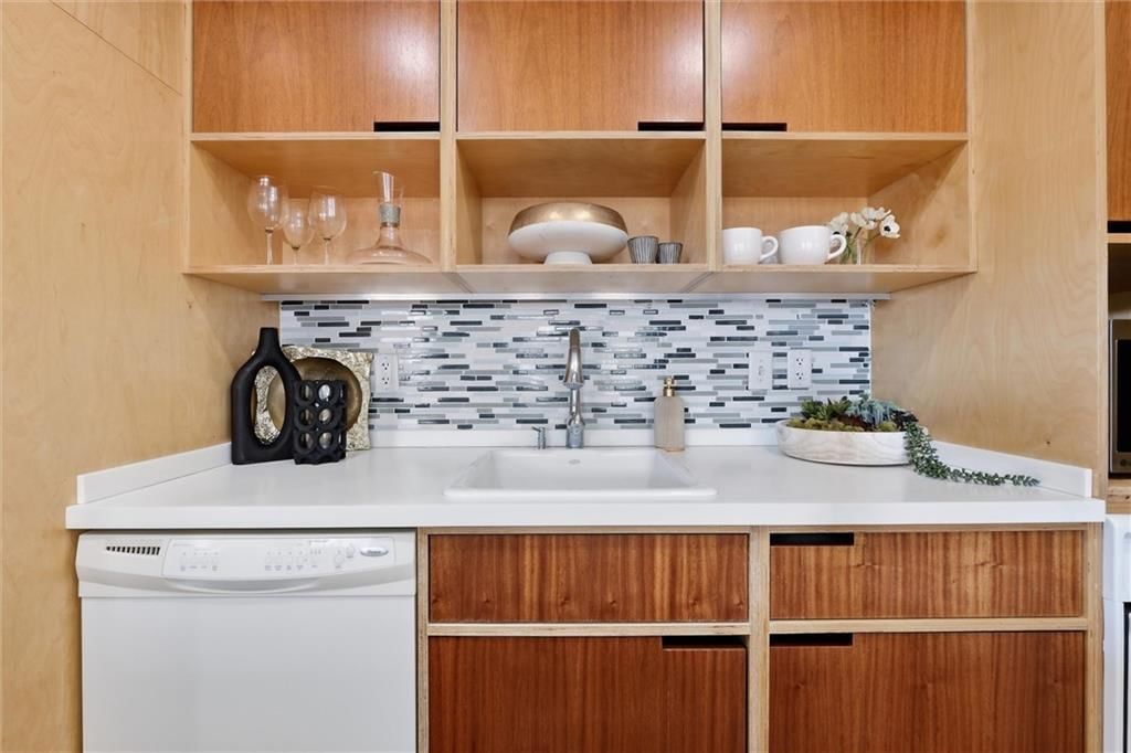 21 W 10TH Street — photo 15