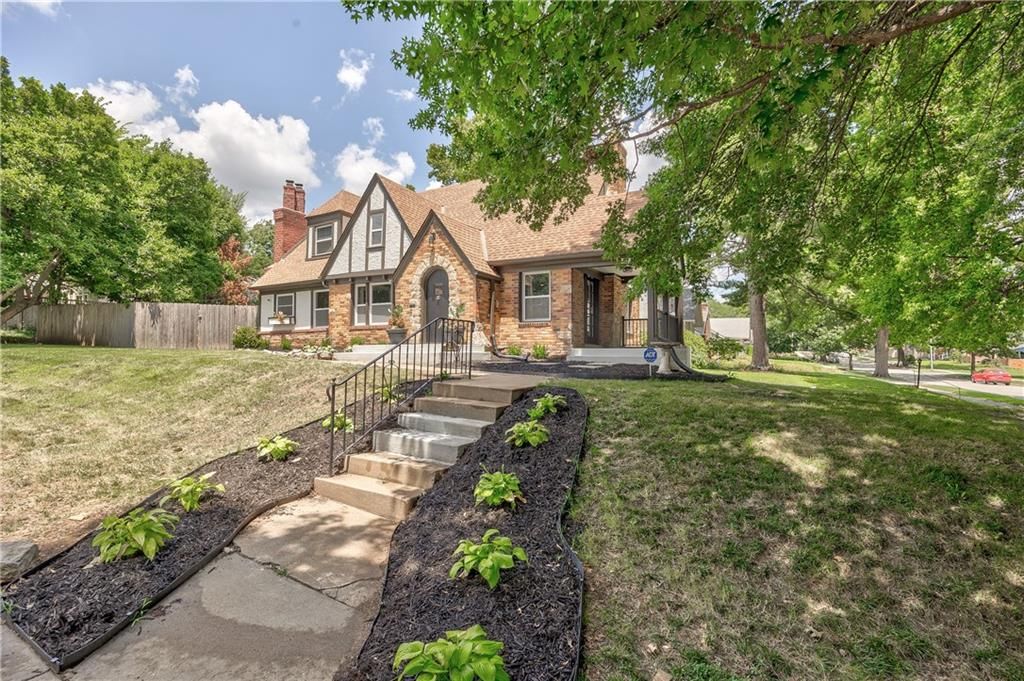 224 E Meyer Boulevard — photo 2