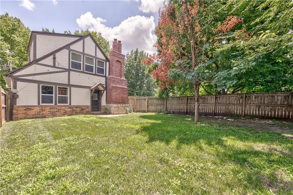 224 E Meyer Boulevard — photo 33