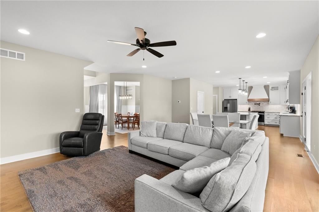 8923 N Poplar Avenue — photo 9
