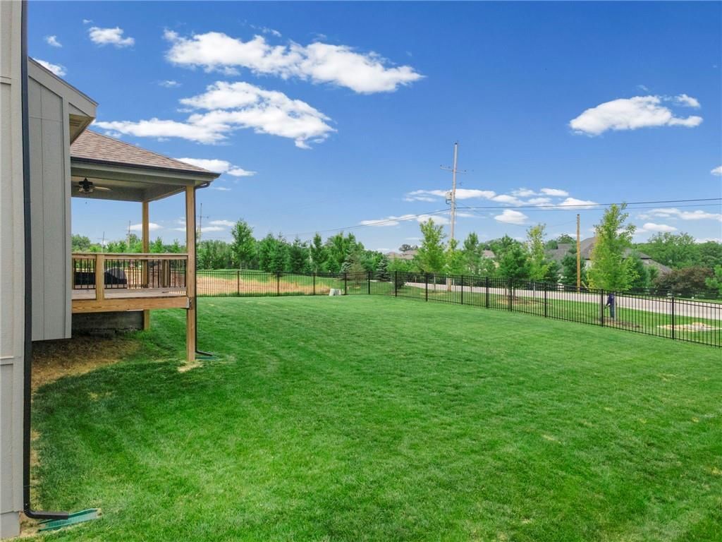 8923 N Poplar Avenue — photo 38