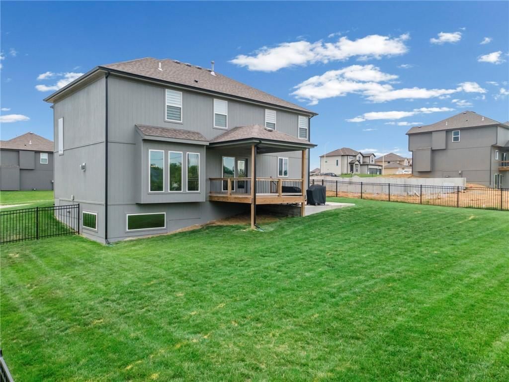 8923 N Poplar Avenue — photo 39