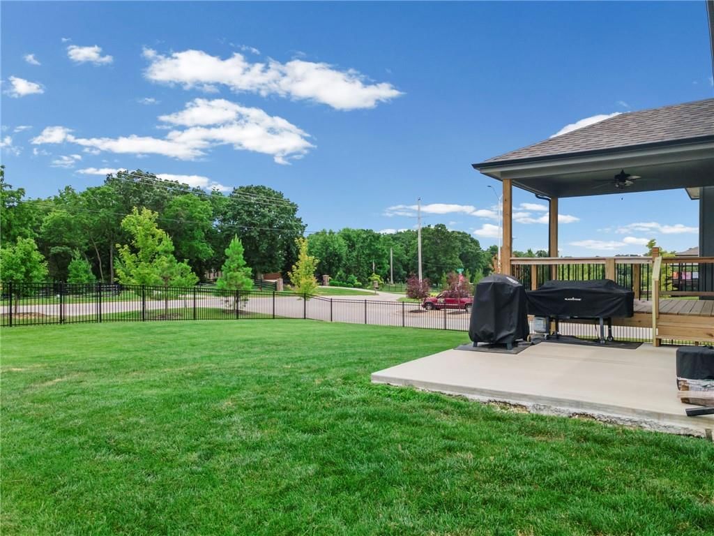 8923 N Poplar Avenue — photo 42