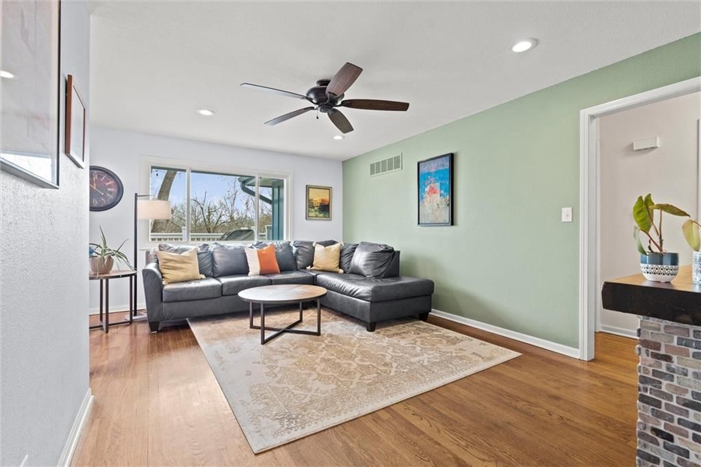 8213 Kenwood Avenue — photo 15