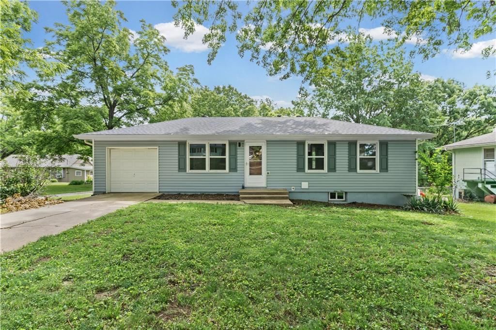 1104 Lexington Road — photo 1