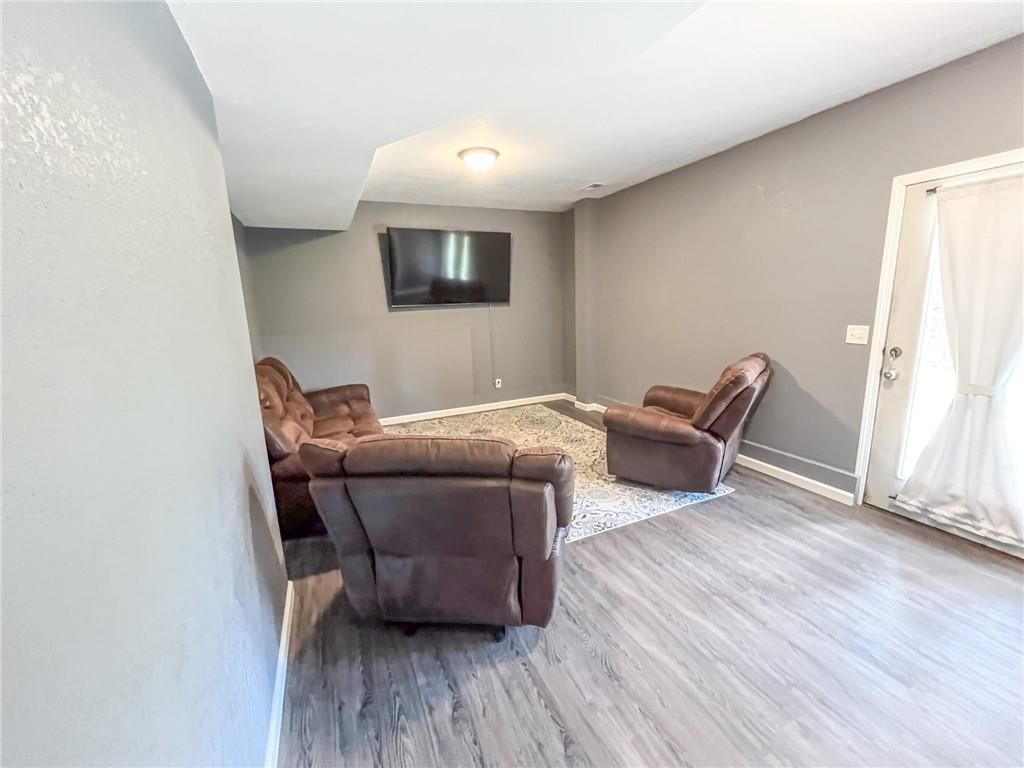 404 E Colony Avenue — photo 17