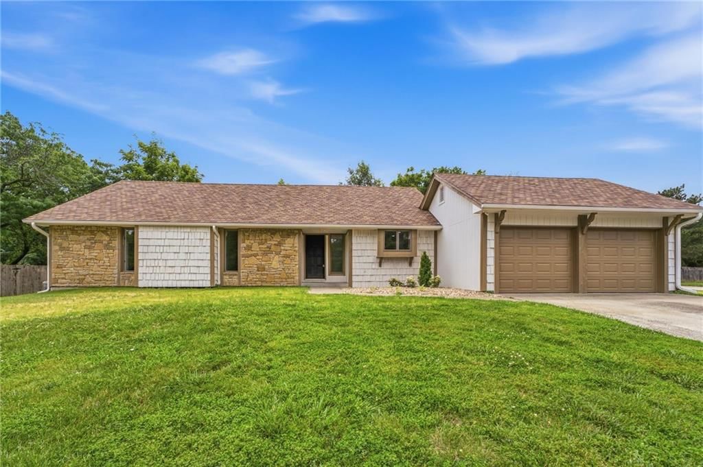 219 NW Redwood Court — photo 1
