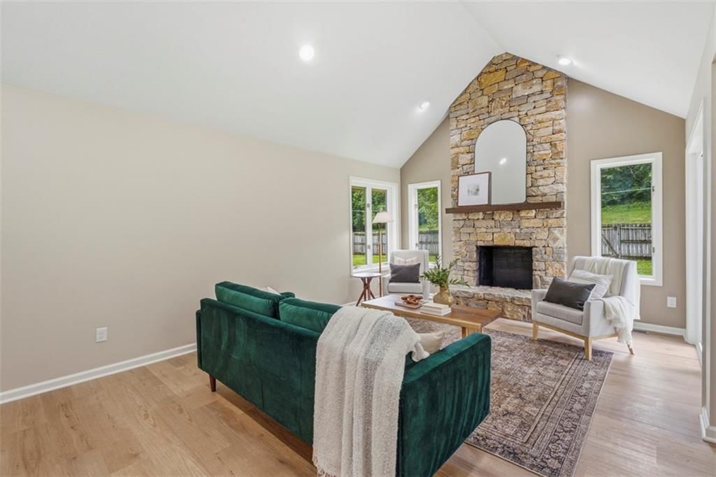 219 NW Redwood Court — photo 2