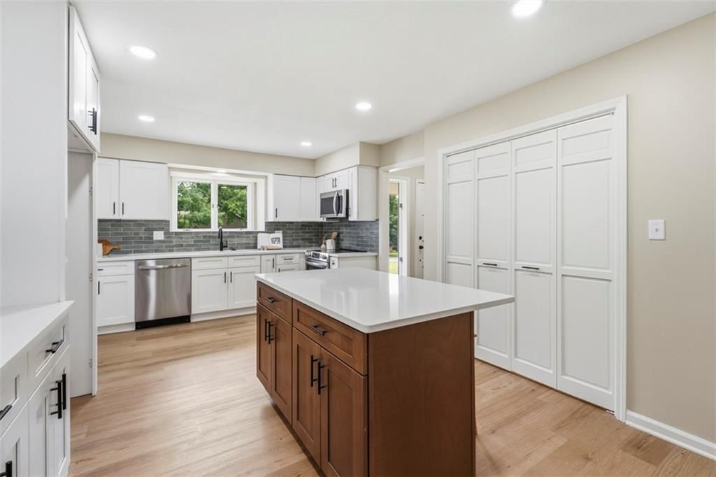 219 NW Redwood Court — photo 5