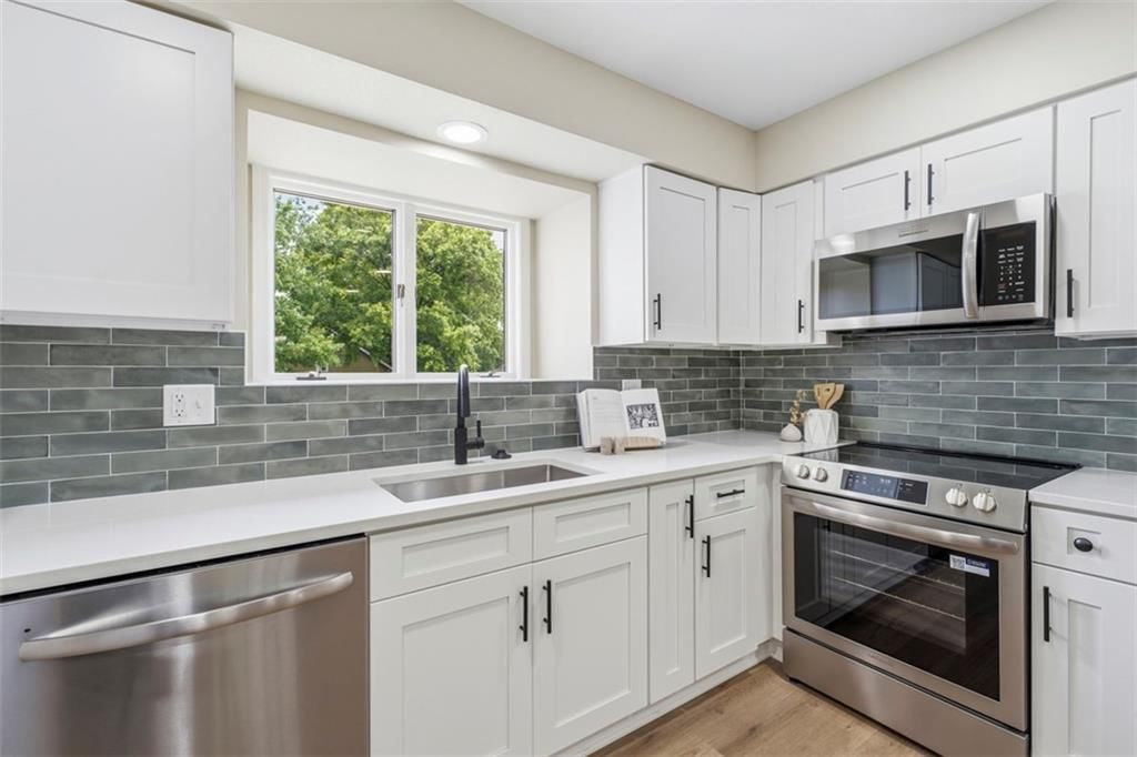 219 NW Redwood Court — photo 8