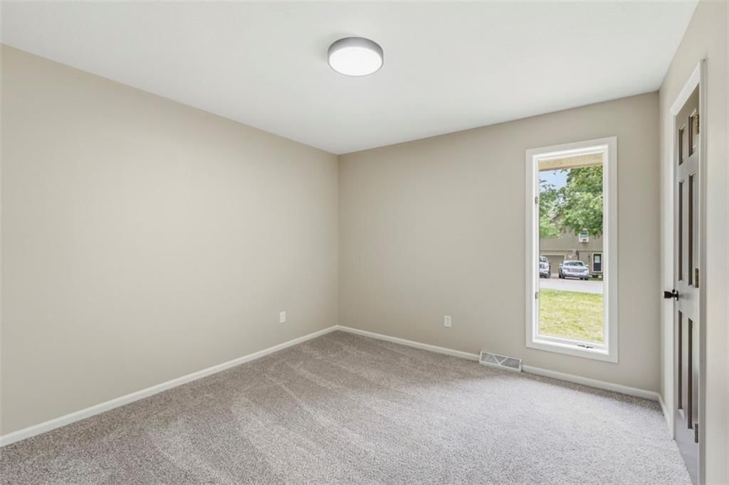 219 NW Redwood Court — photo 18