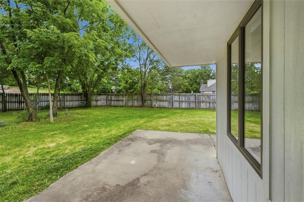 219 NW Redwood Court — photo 26