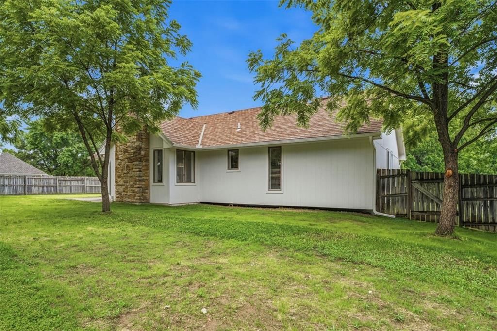 219 NW Redwood Court — photo 29
