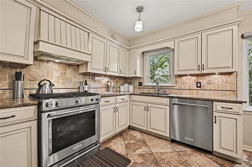 4126 NW Claymont Drive — photo 7