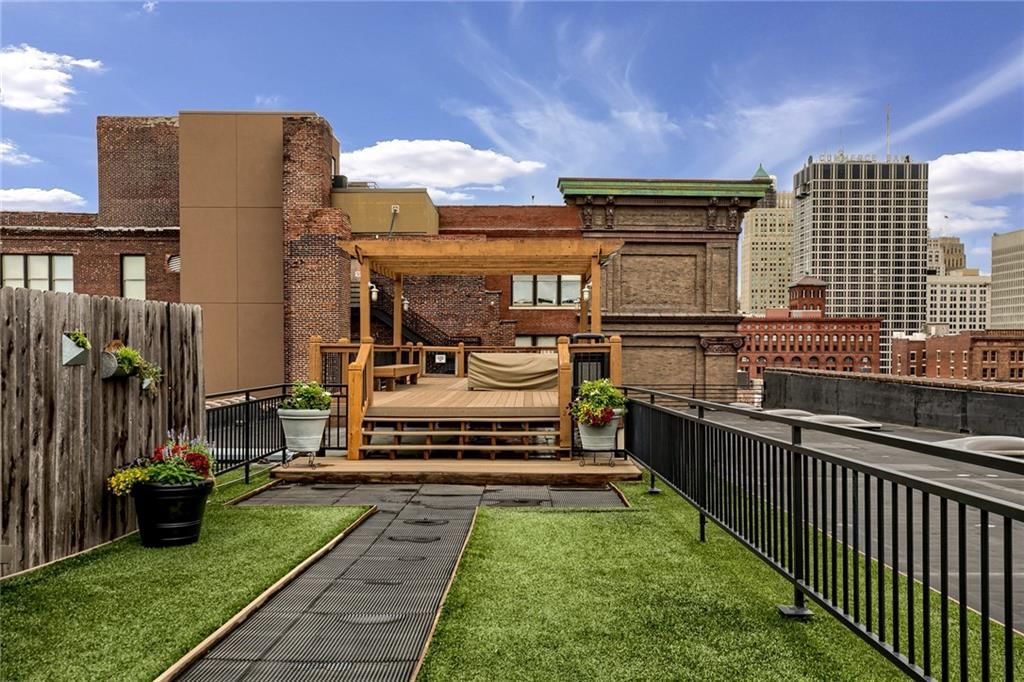 312 W 8th Street — photo 17