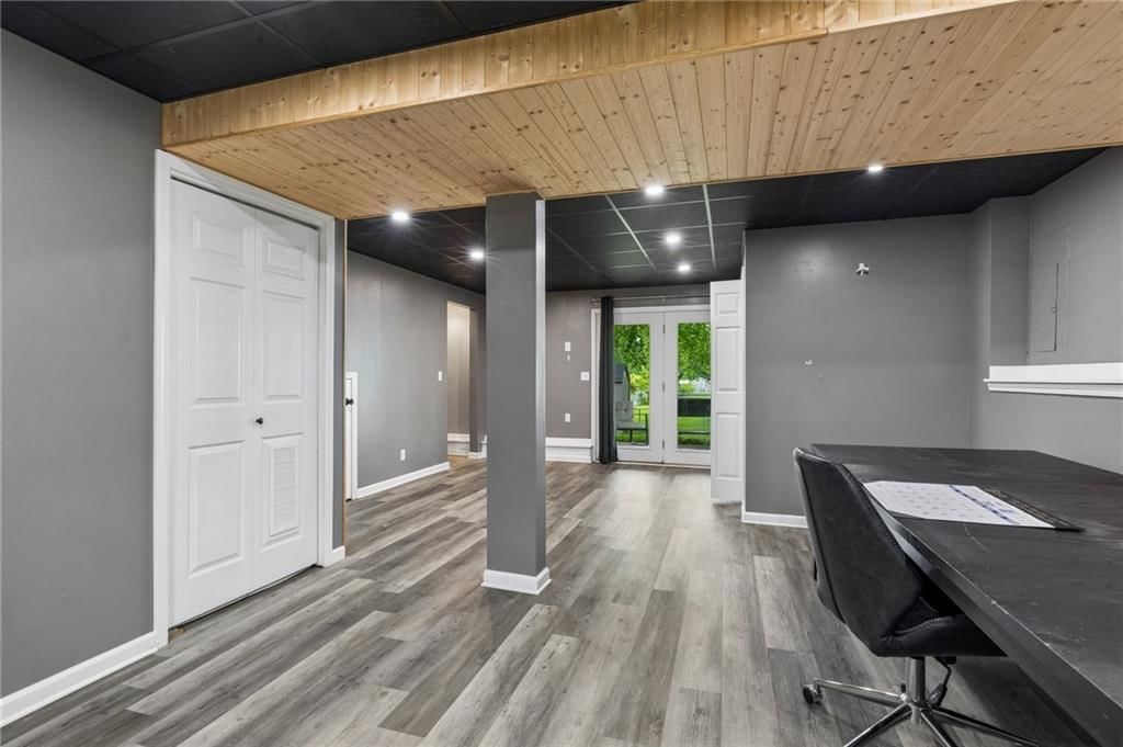112 E Frank Street — photo 29